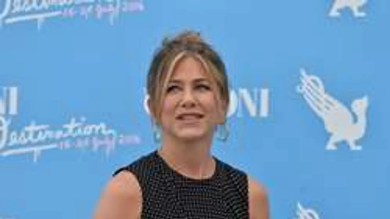Topless süttette magát Jennifer Aniston