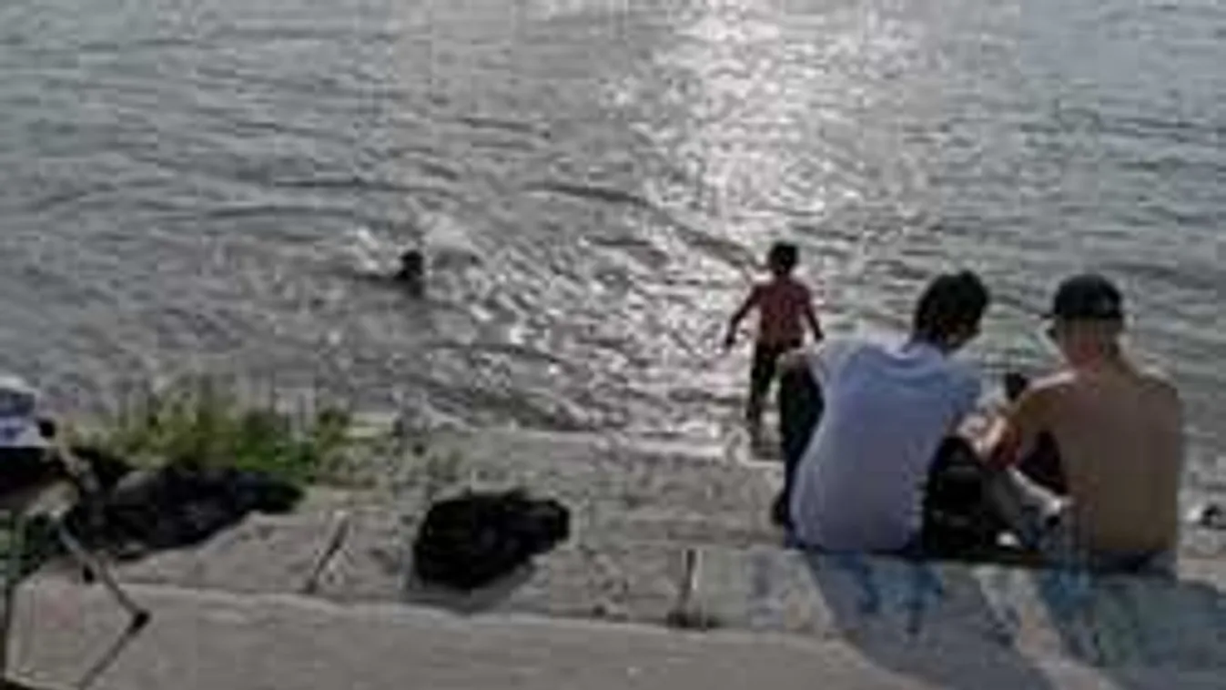 Hátborzongató és veszélyes: Dunában fürdőző gyerekeket fotóztak