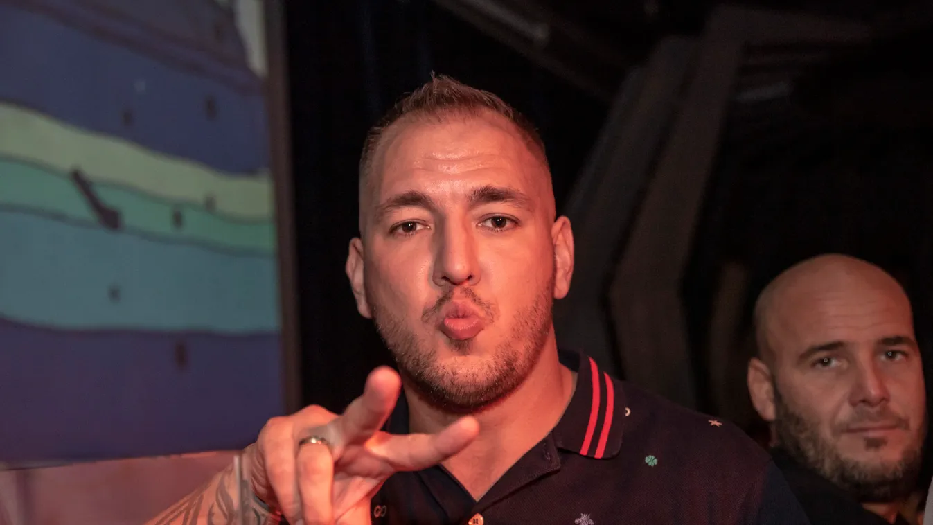 Mesterien osztotta le Curtist gyermeke anyja