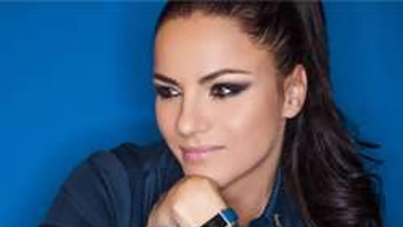 Levágatta hosszú barna haját a magyar énekesnő!