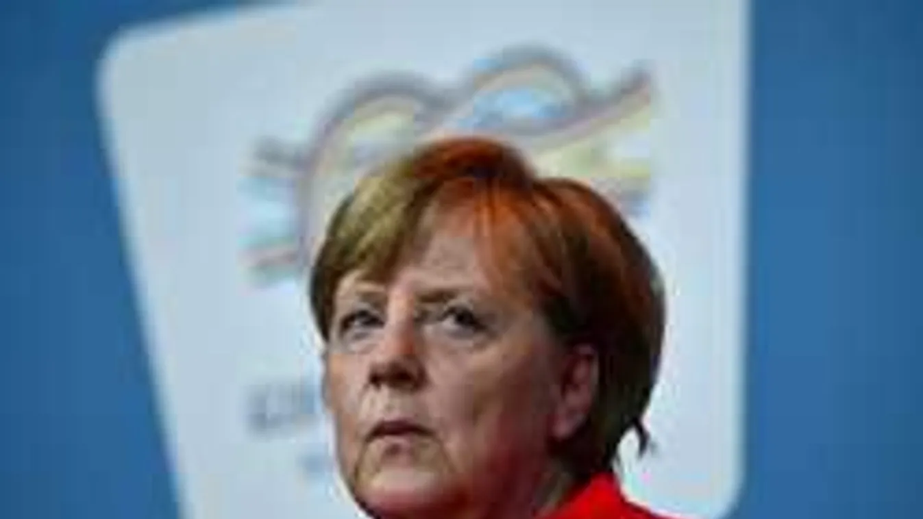 Hoppá: Megszületett a kis Angela Merkel!