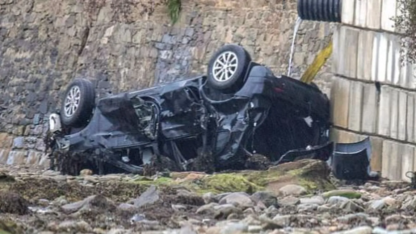 Sikoltozva bámulta az összetört autót az anya: két kisgyermeke és férje halt meg a balesetben