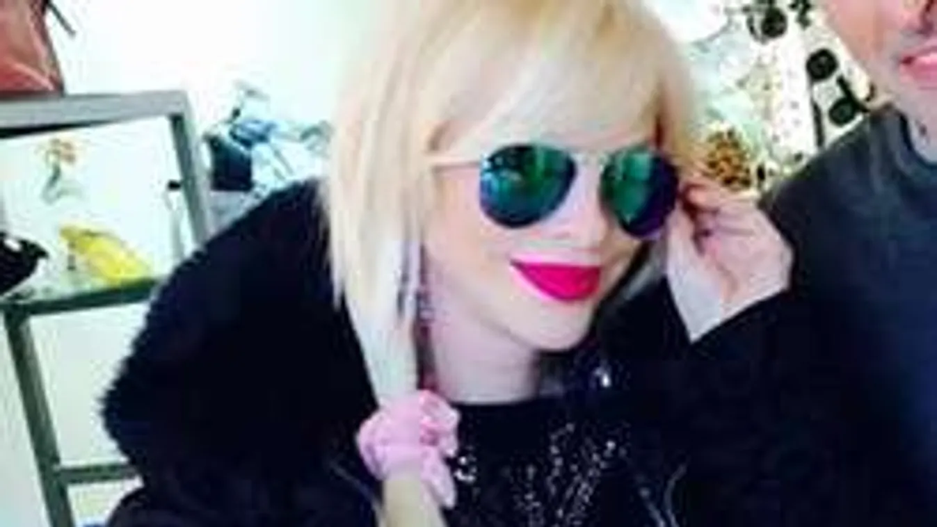 Átlátszó csipkeruhába bújtatta hatalmas melleit Cicciolina