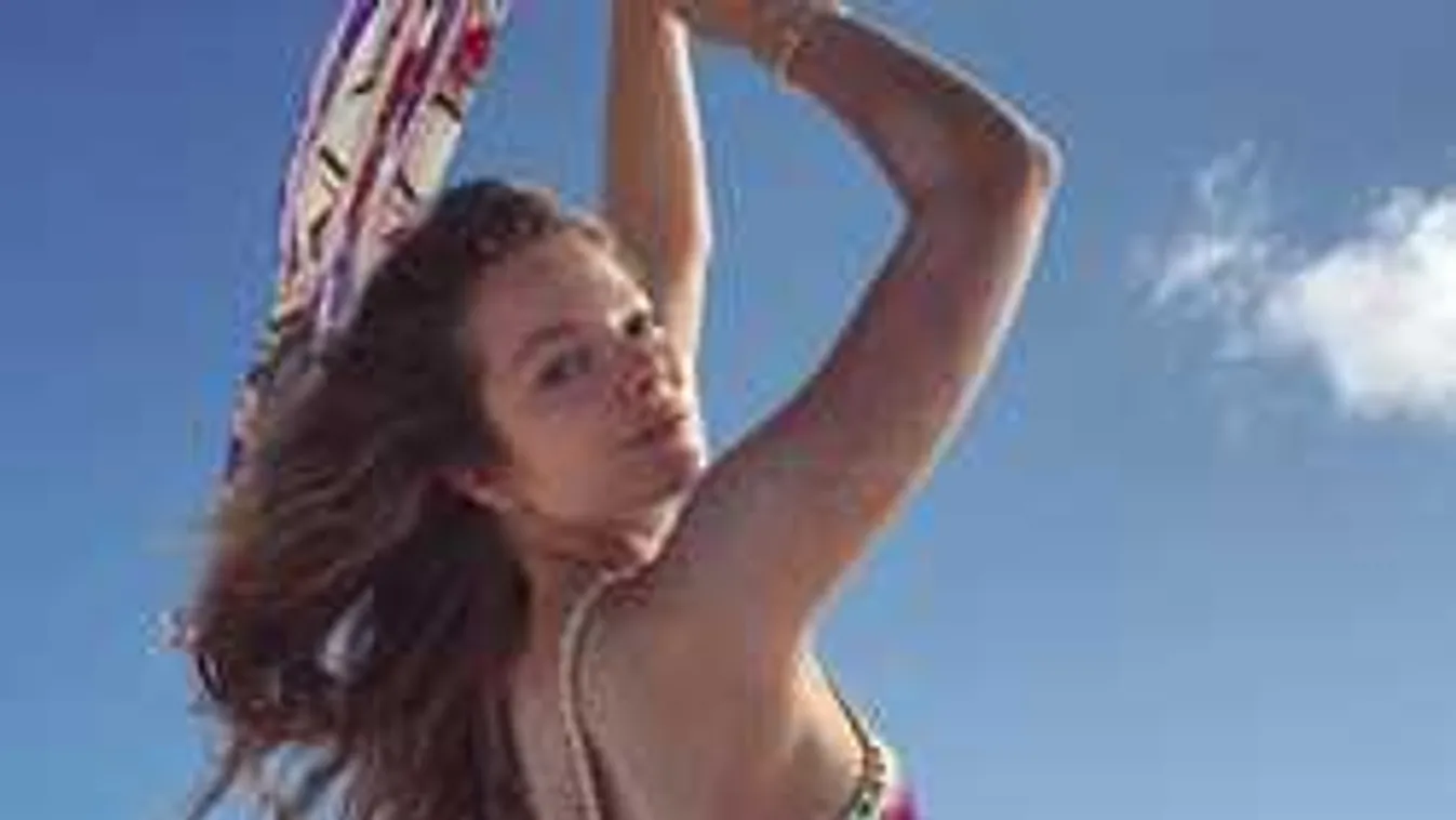 Mihalik Enikő és Rita Ora szexi bikinikben üldözik egymást Ibizán