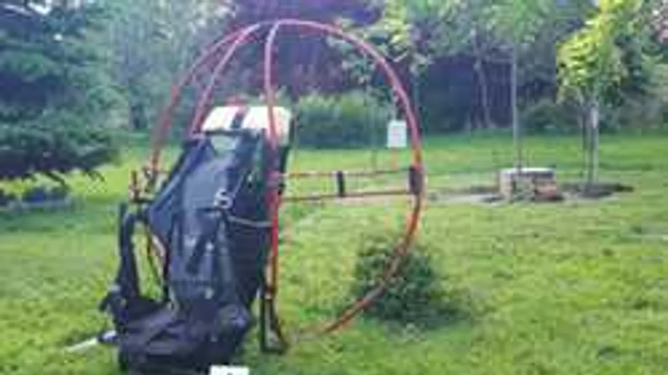 Családi ház udvarába zuhant egy siklóernyős Mezőberényben