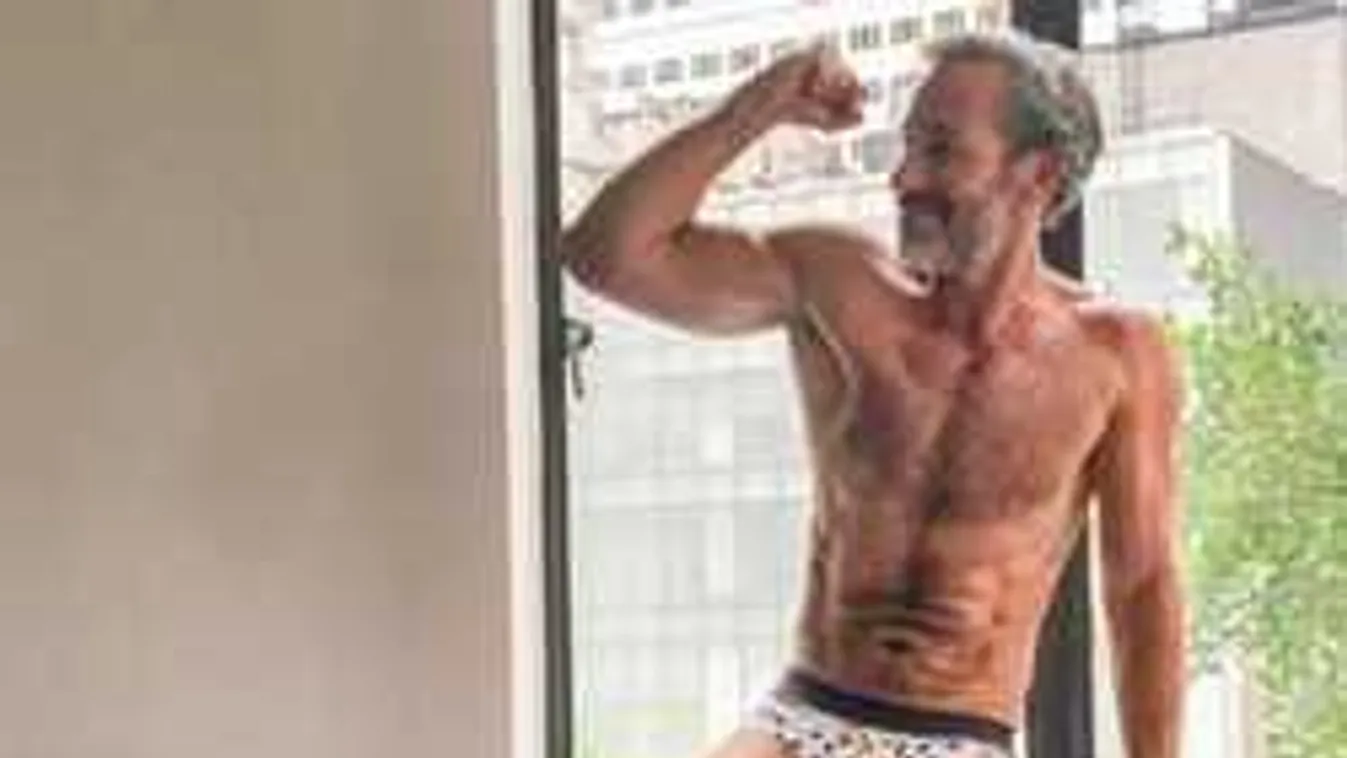 Tarolnak a szexi nyugdíjas férfiak: Minden ujjukra 10 nő jut