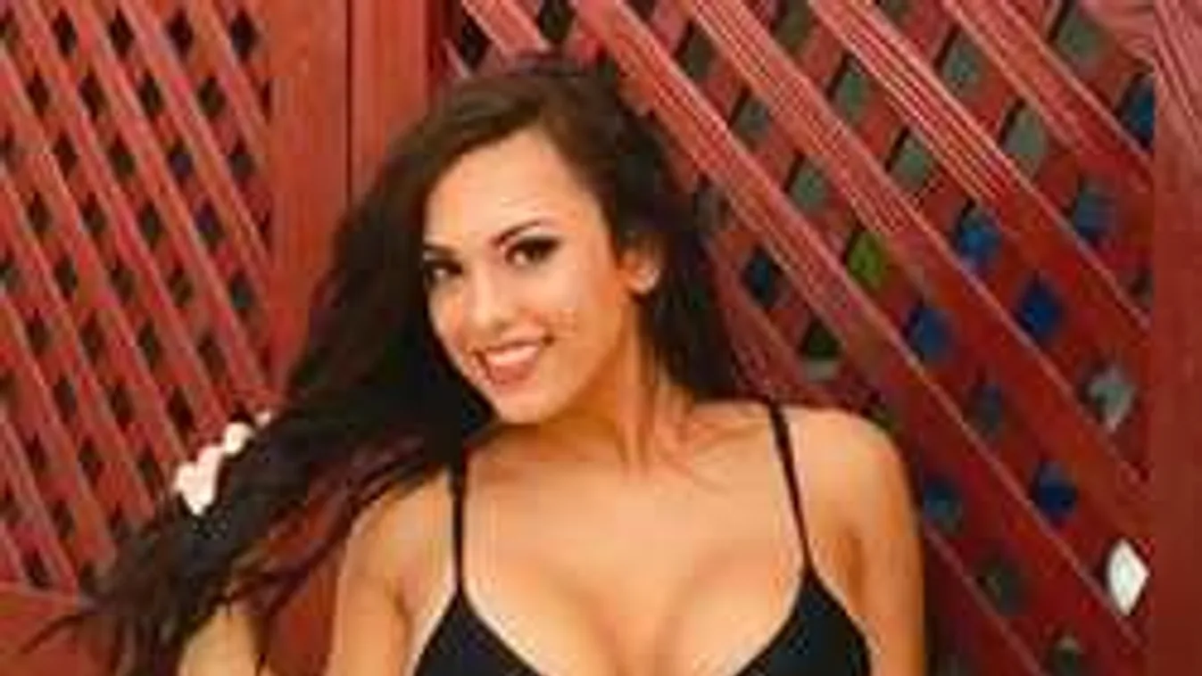 Izgató, lovaglás közben dobta le a melltartót a népszerű színésznő