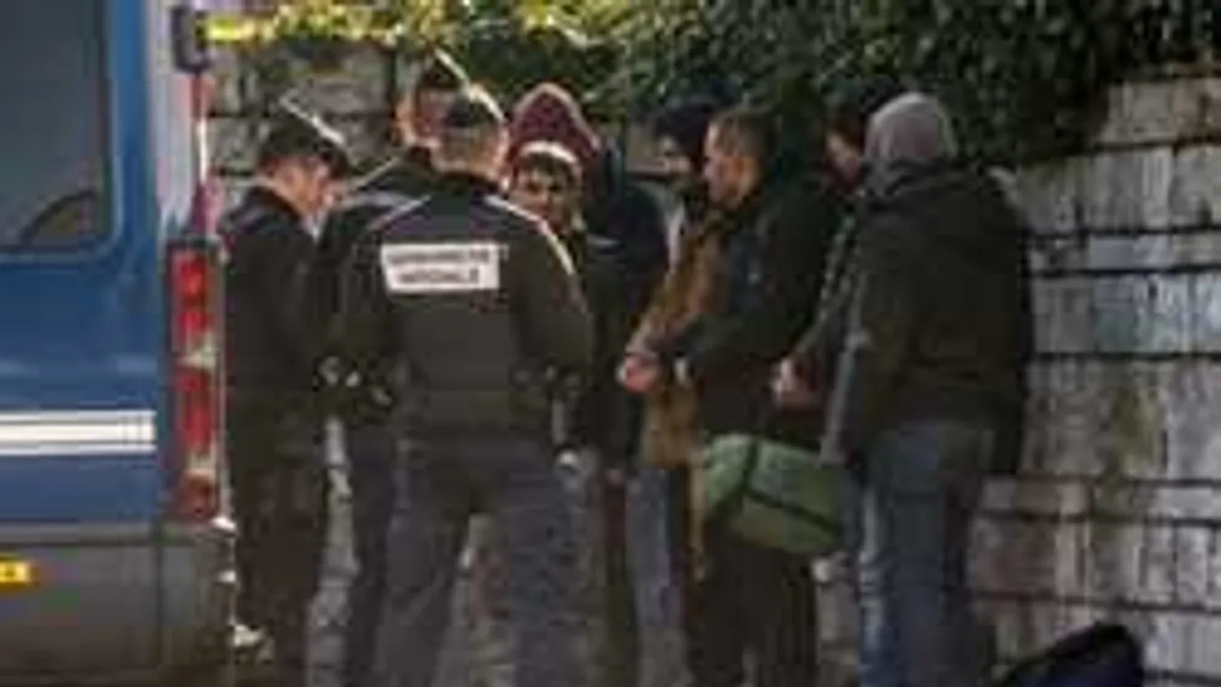 Teherautók kerekei között bújnak meg a trükközők