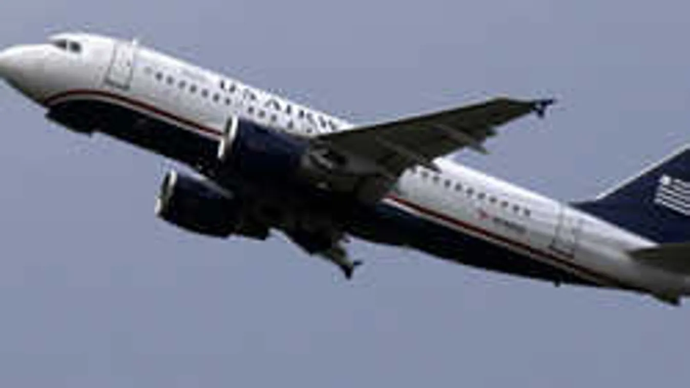 Botrány, ezt művelte a férfi a repülőn, csak a kezét nézd +18