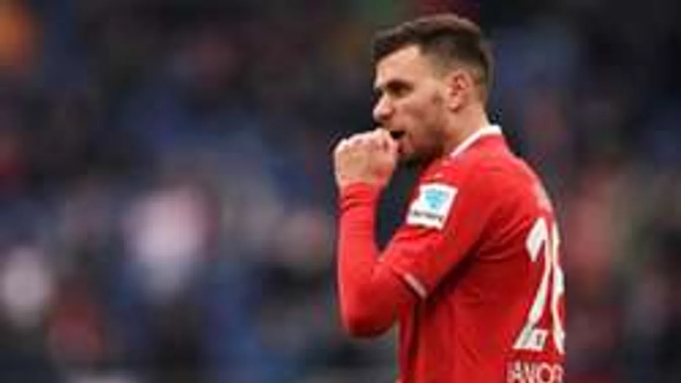 Begurultak az ultrák, vetkőznie kellett Szalainak