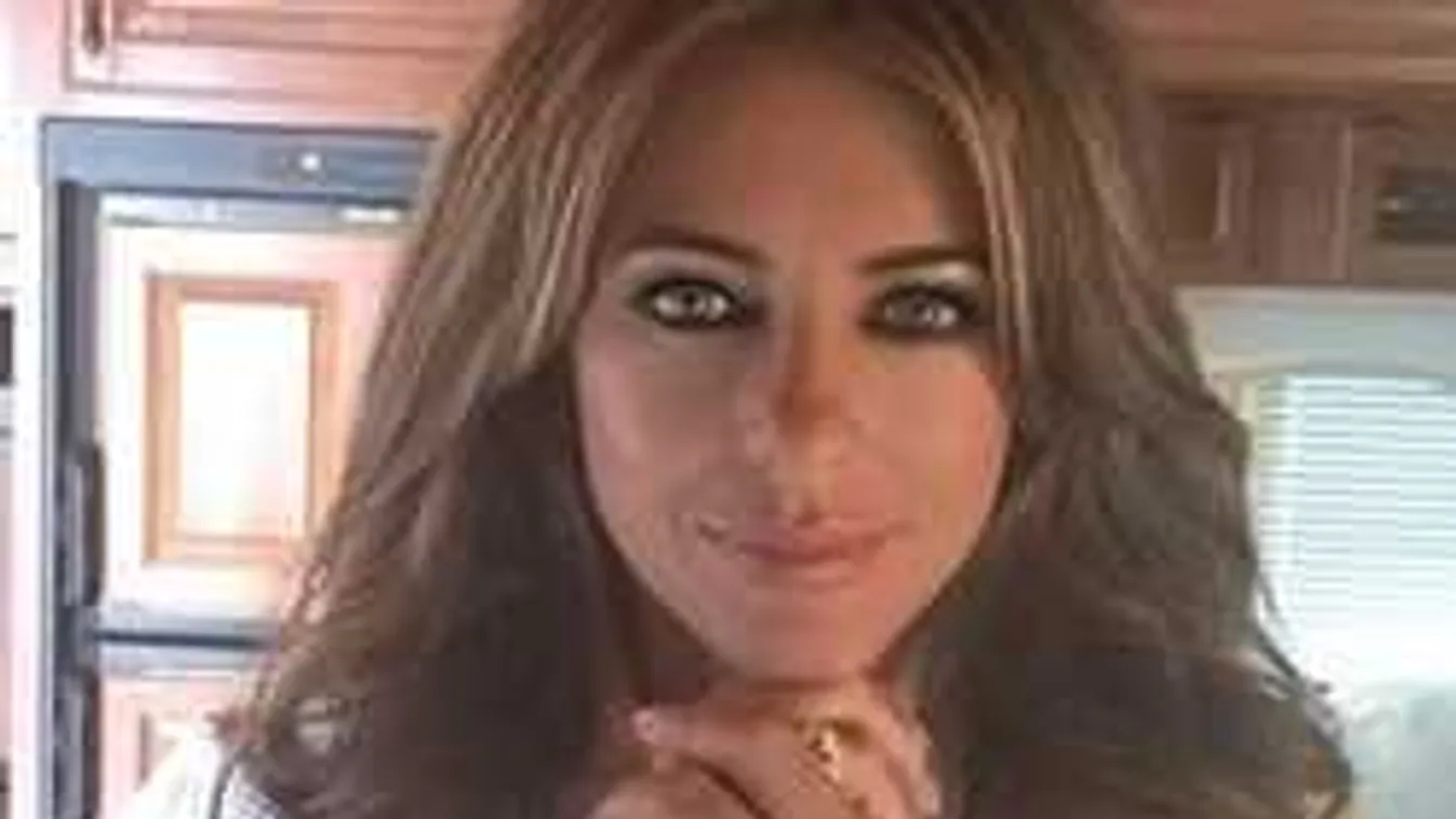 Bevállalta fia szülinapján, kipakolta melleit az 52 éves sztáranyuka