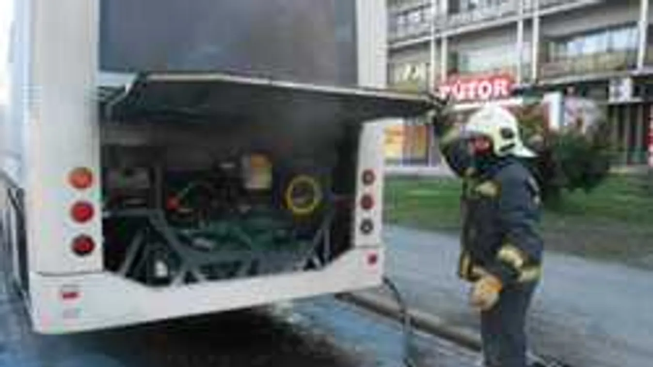 Lángolt egy busz Nógrádban - fotók