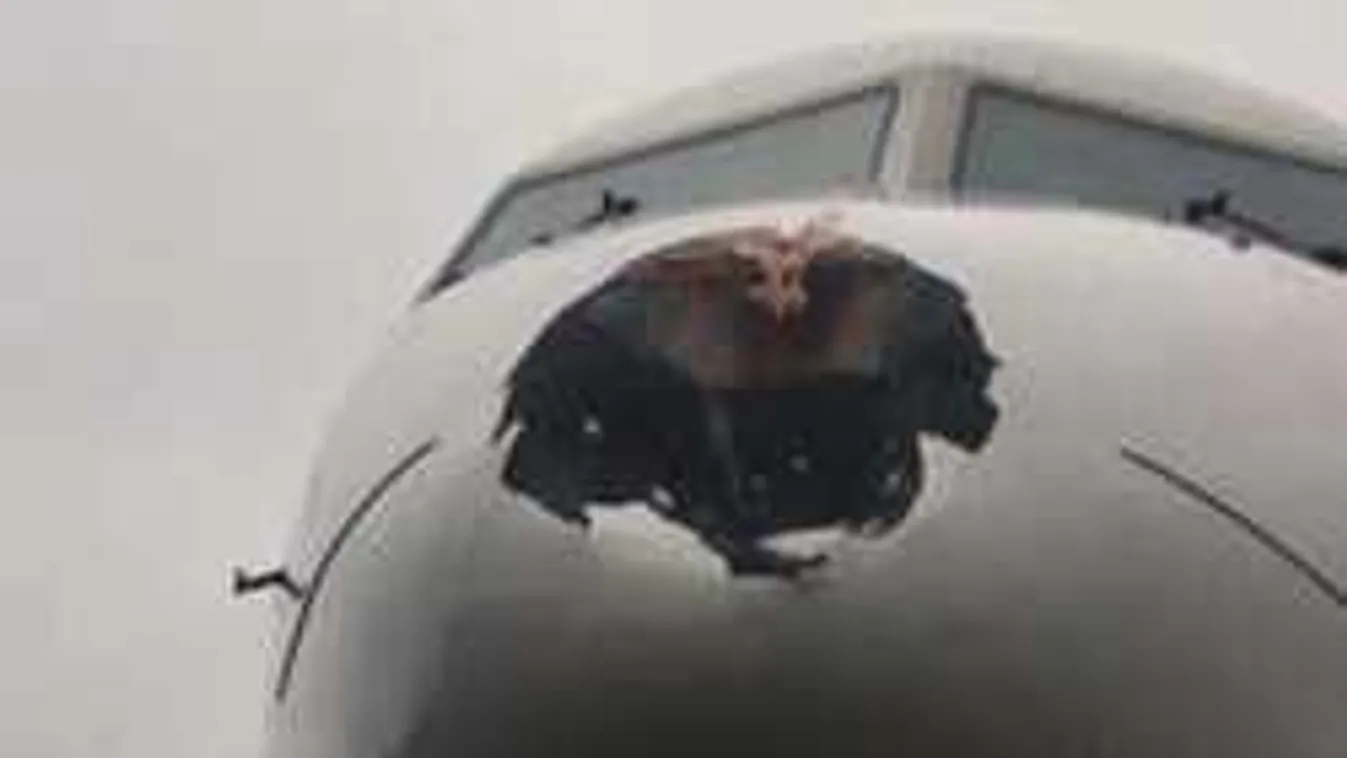 Dráma az utasszállítón, a levegőben ütközött a repülő