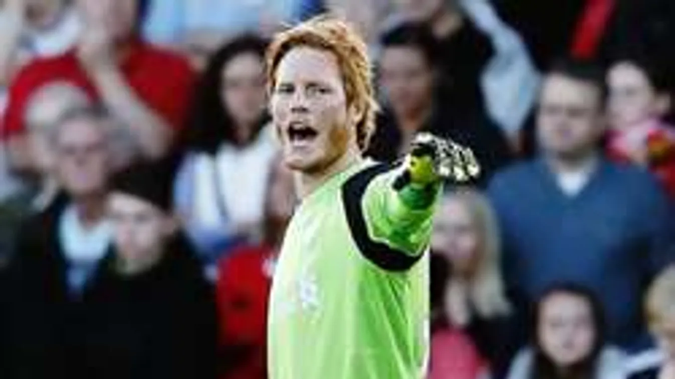 Nagy a baj? Ezért vitték le hordágyon a magyar kapust - Videó