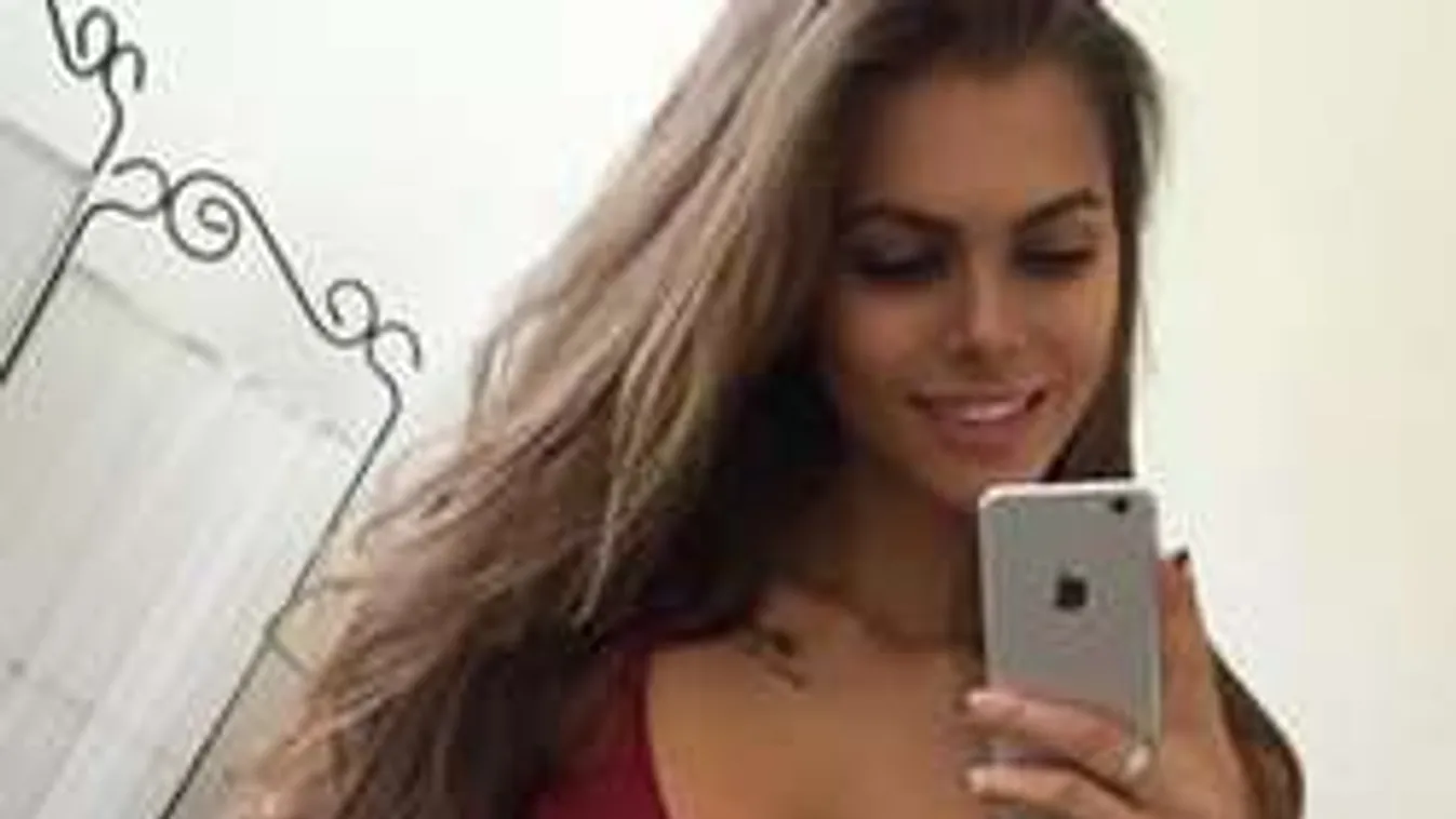 Meztelenül fürdőzött a szédítően szexi bombázó