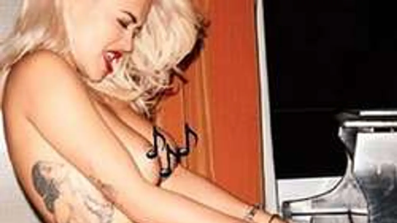 Pucéran zongorázik a világhírű énekesnő