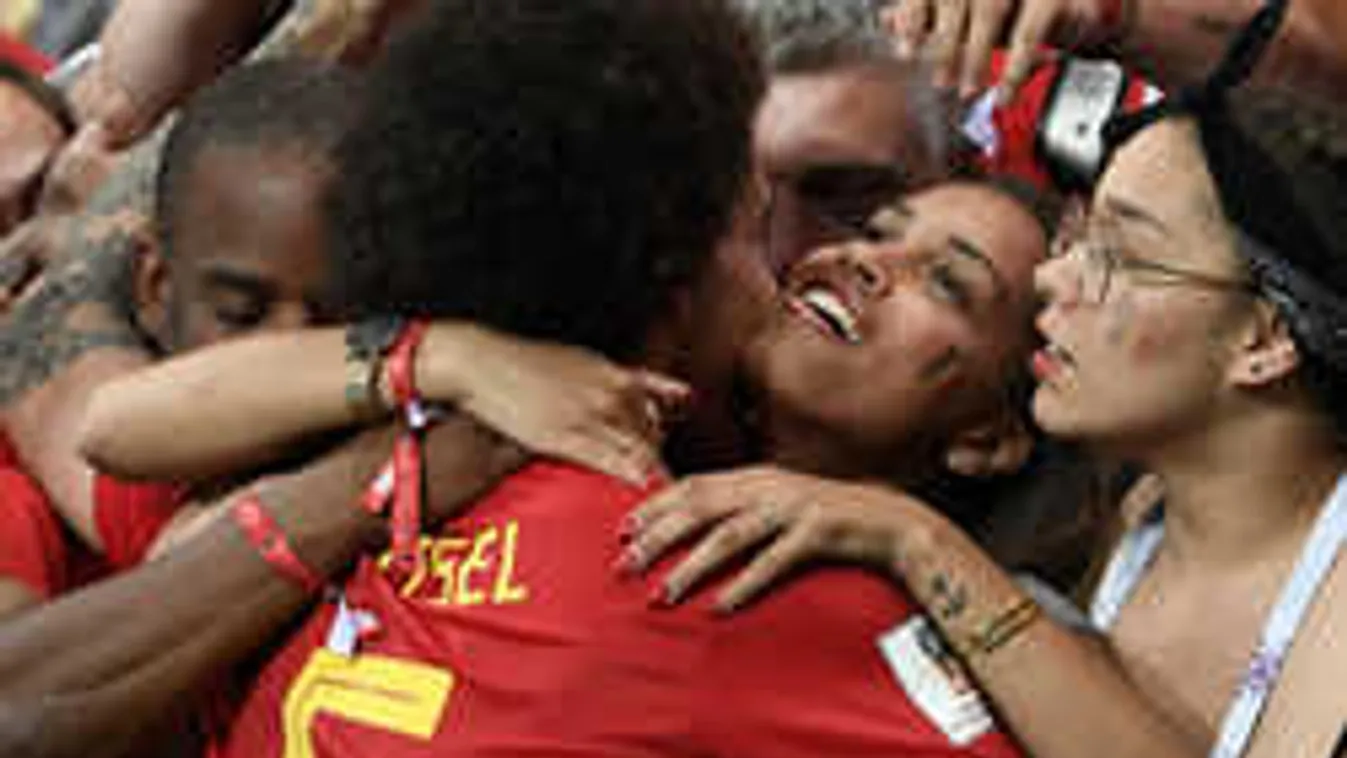 Leleplező fotó, így csókol a vébén a magyar focistafeleség