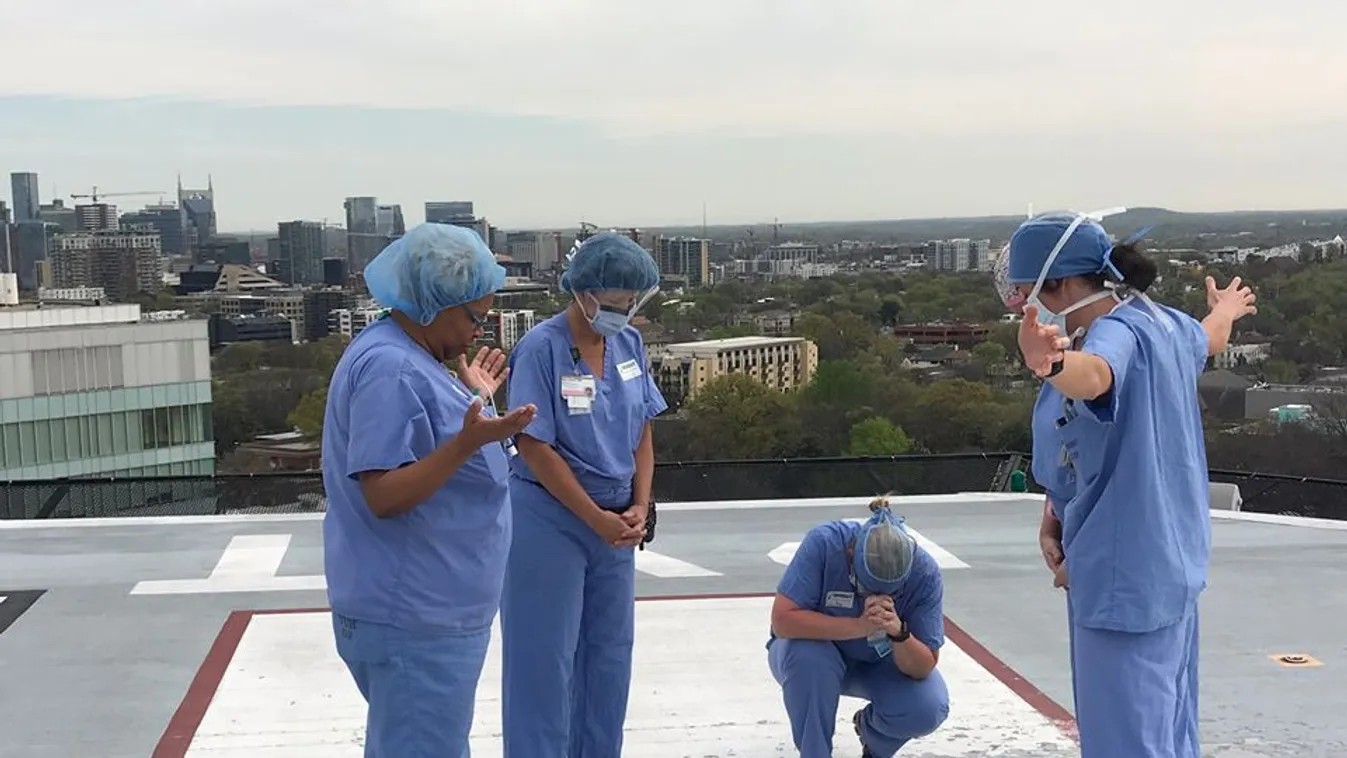 Szívbe markoló fotó: közösen imádkoztak az ápolók egy kórház tetején