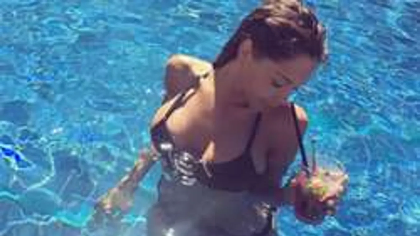 Õrületes melleket villant a botrányhős bombázó