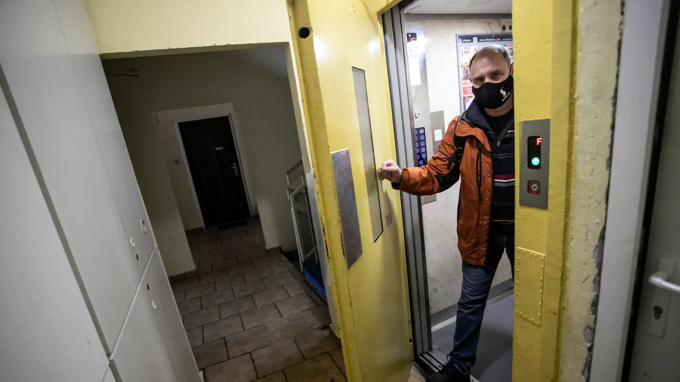 Háborúznak a lakók: előírhatják a maszkviselést a lépcsőházban és a liftben?