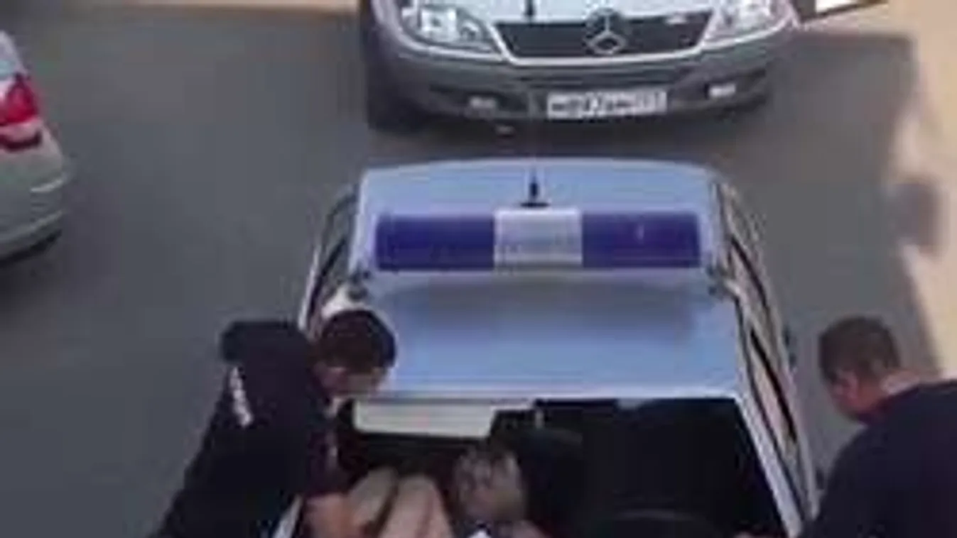 Így szállt szembe a rendőrökkel a bikiniben őrjöngő részeg bombázó!