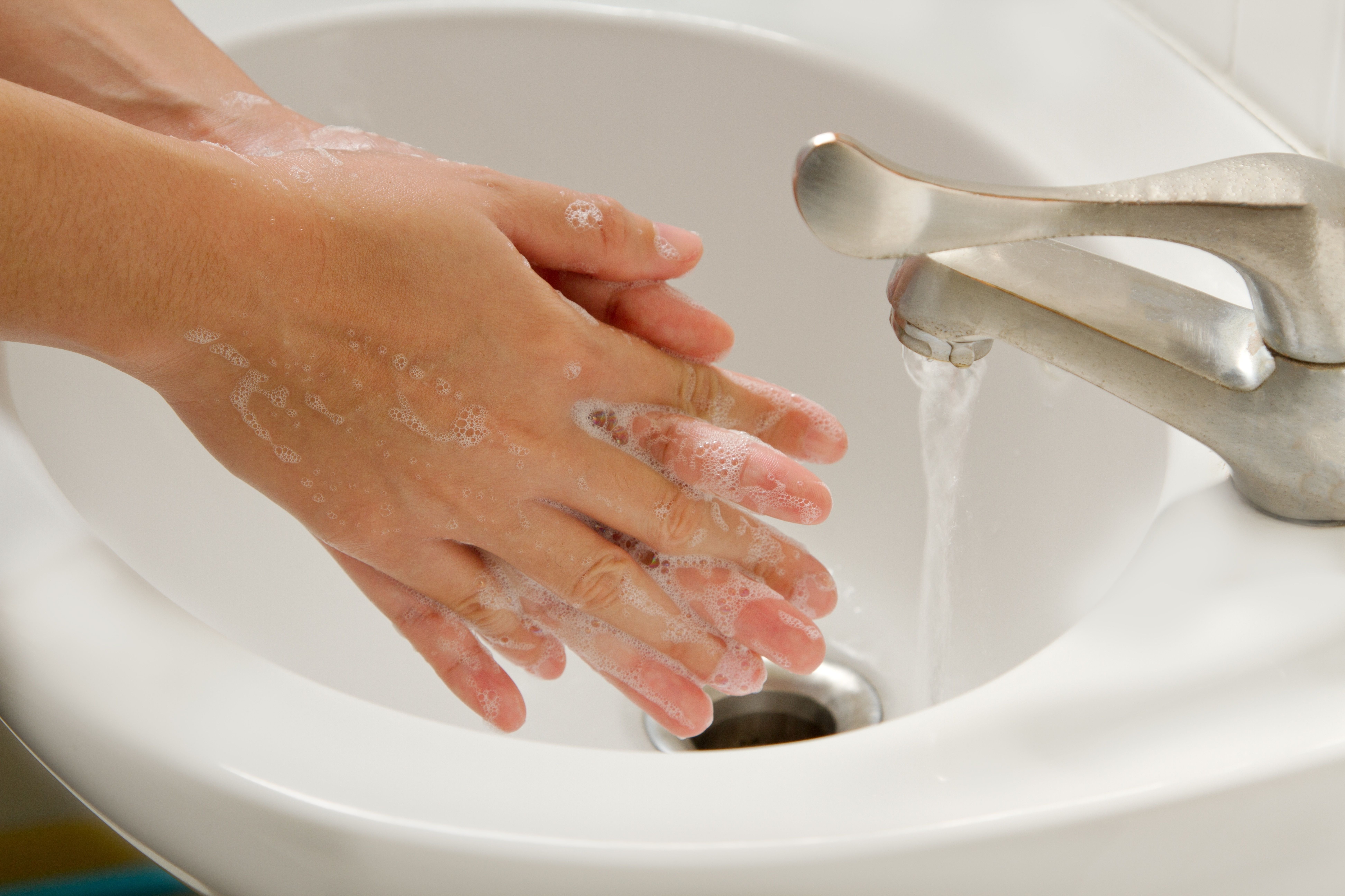 Окр моет руки. Гигиена рук. Мытье рук. Мытье рук с мылом. Гигиена рук фото.