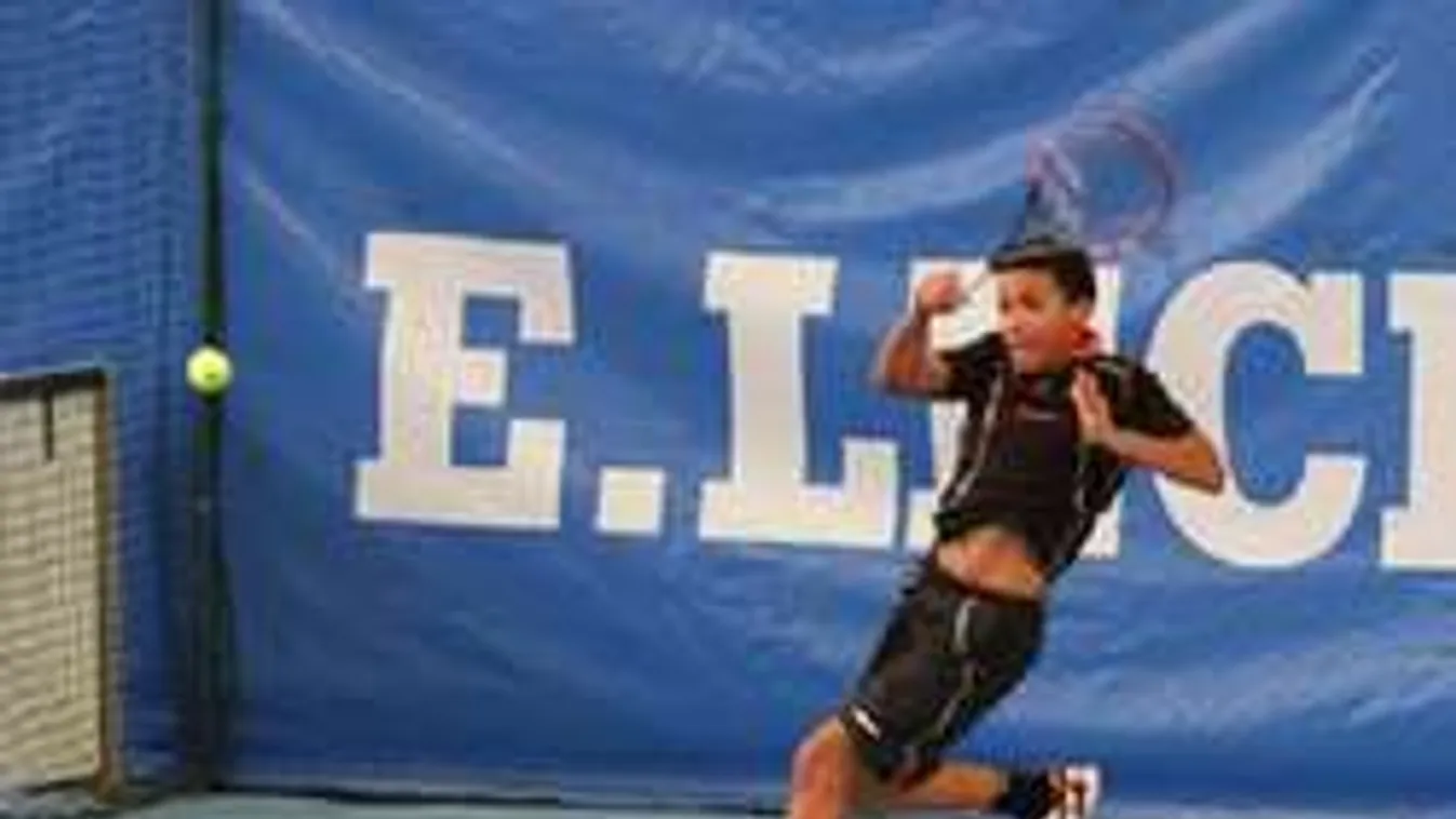 14 éves srác oktatja a felnőtt teniszezőket!