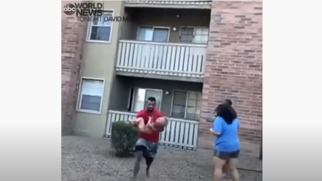 Megrázó videó: gondolkodás nélkül kidobta kisgyerekét az erkélyen az anya