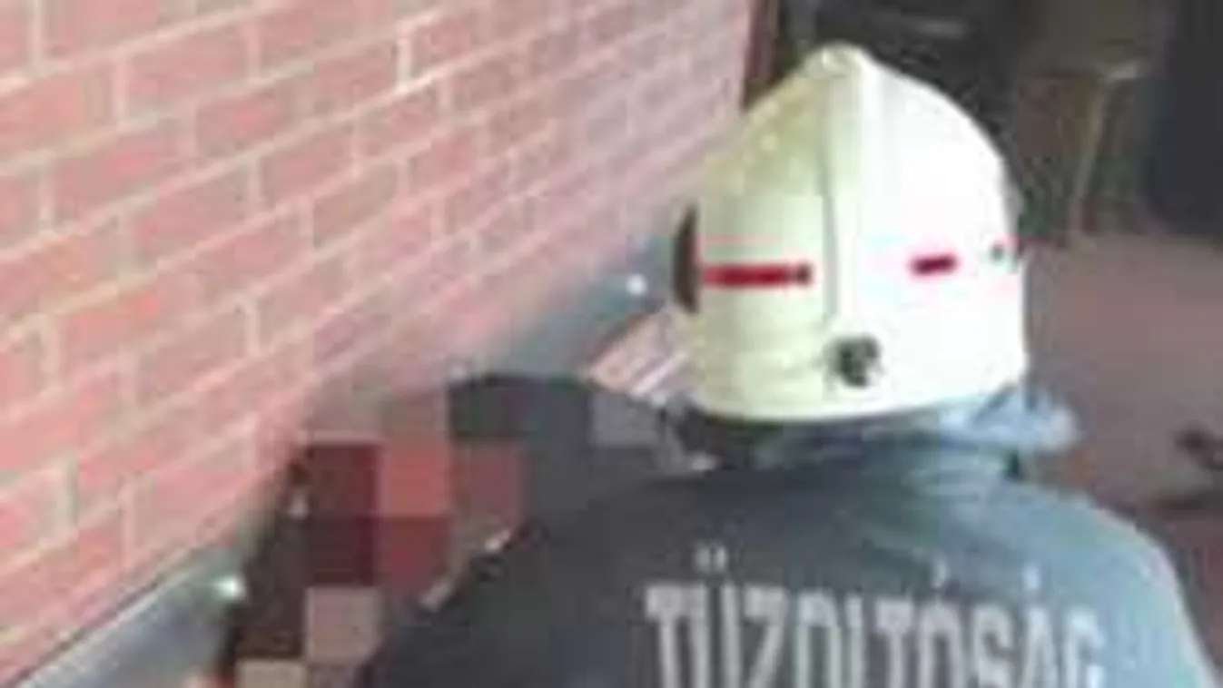 Ez bizarr, így szorult be Mariann feje a kocsmai lábtartóba