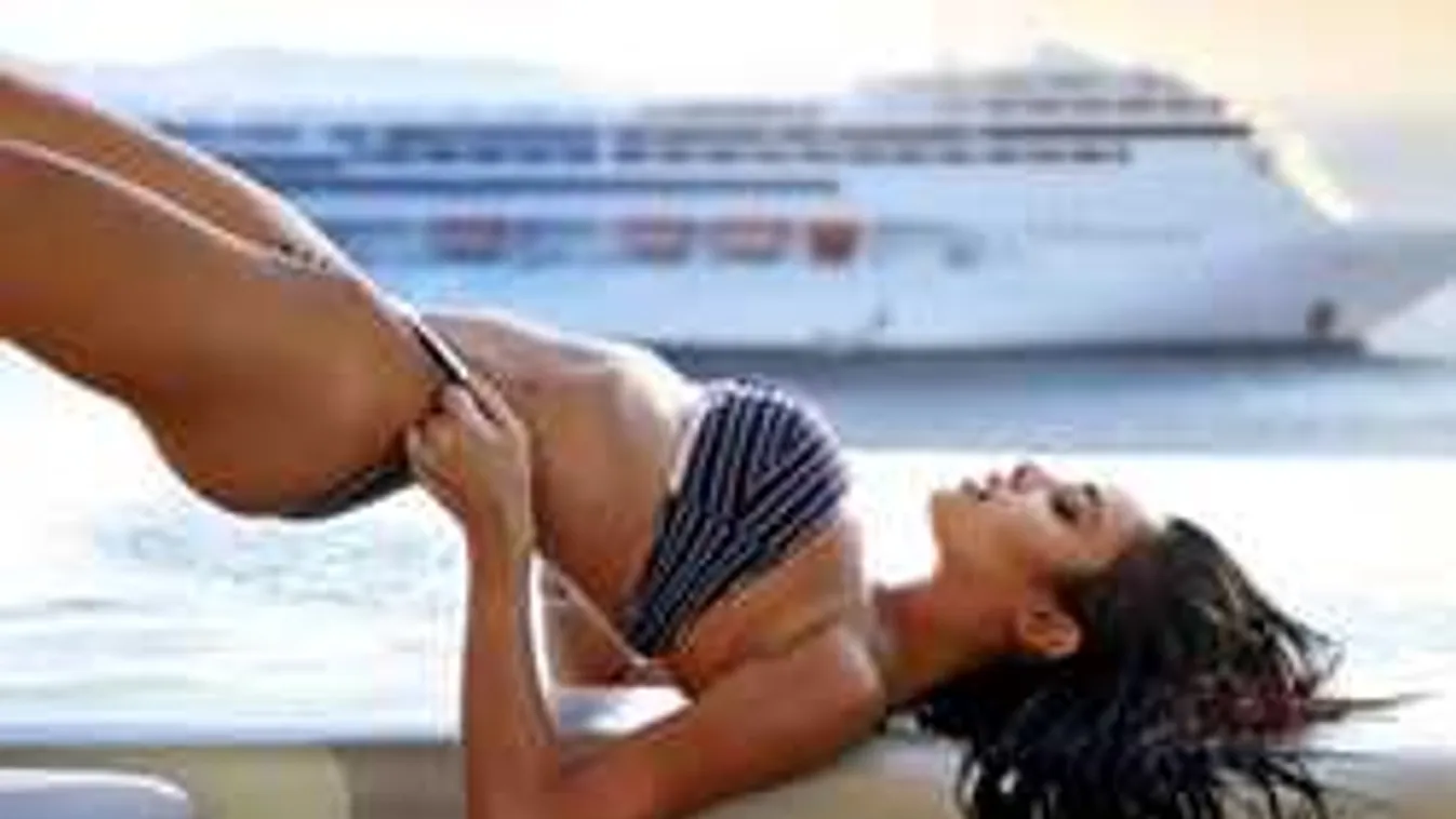 Se bugyi, se más: pucéran pózol egy Ferrariban a ringó mellű álomnő