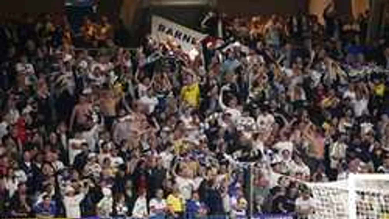 Videón a verekedés, egymást ütötték a szurkolók a lelátón