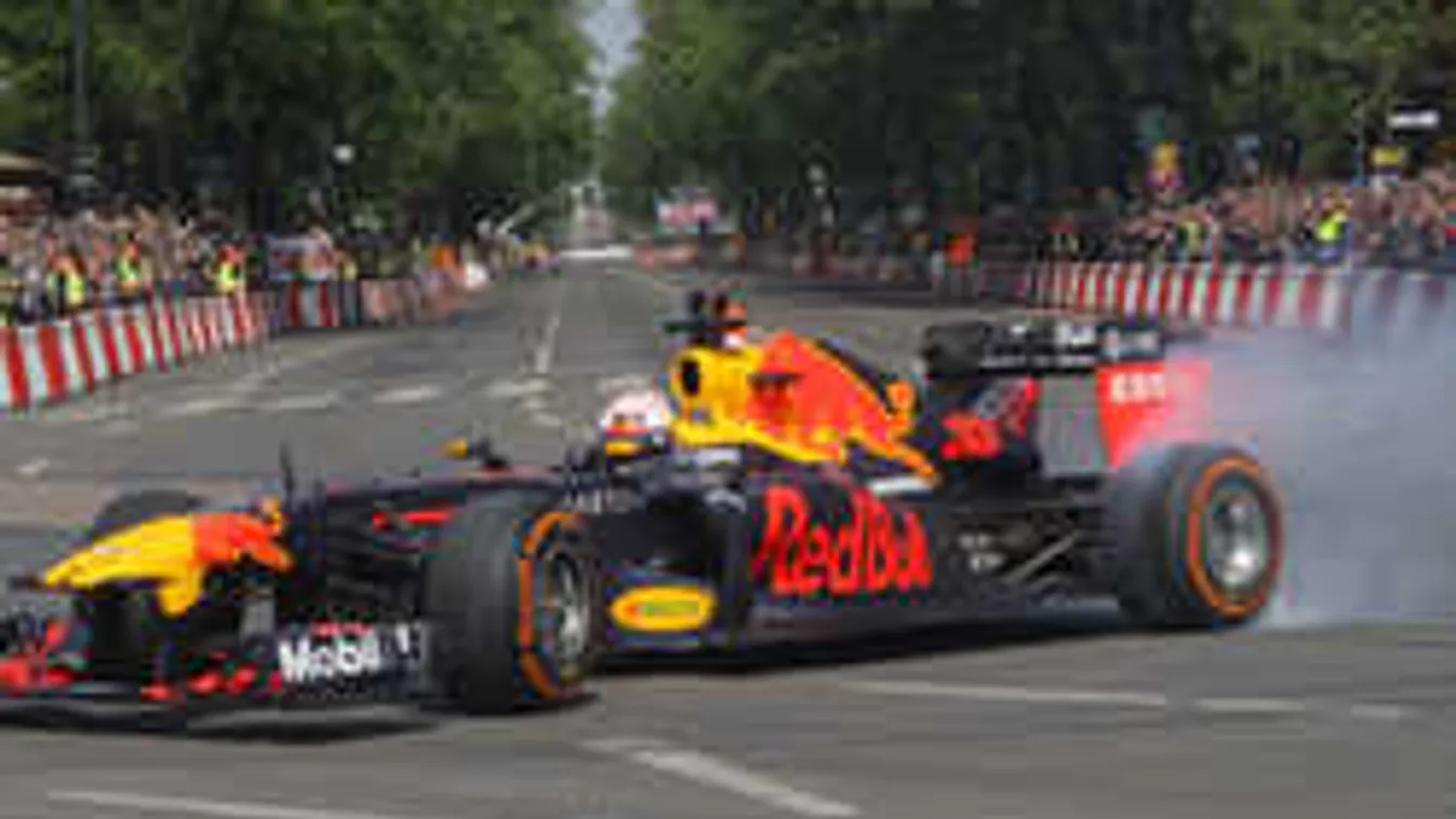 Ezeket bámulta a tömeg a pesti aszfalton