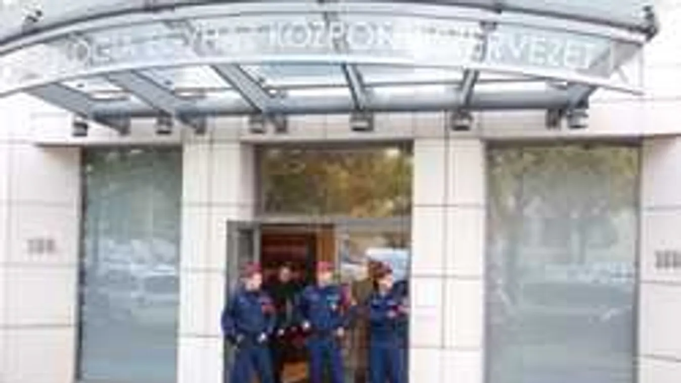 Elképesztő rendőri akció ma reggel a Váci úton, legalább 50 rendőr rohanta le a szcientológusokat...