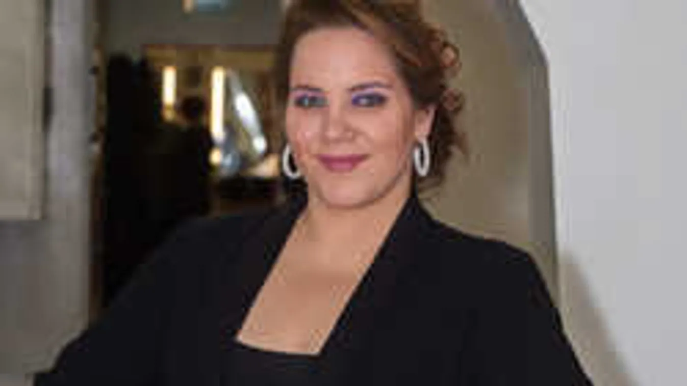 Ez igen, végre bevállalta: Tóth Vera bugyiban mutatta meg a hasát