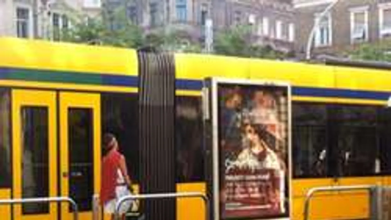 Pontius Pilatusnak öltözve járkál Pesten egy férfi! - Fotó