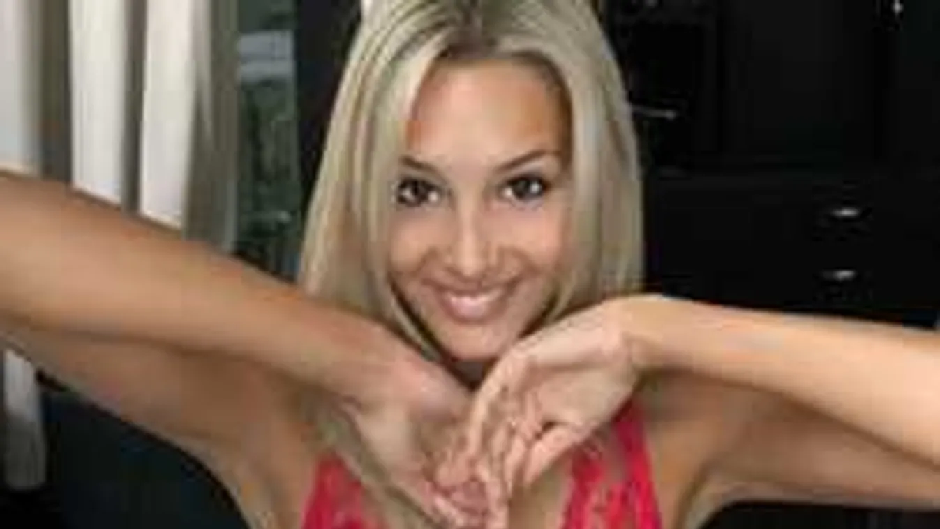 Megbabonáz a legszexisebb magyar focistafeleség hintázó popsija