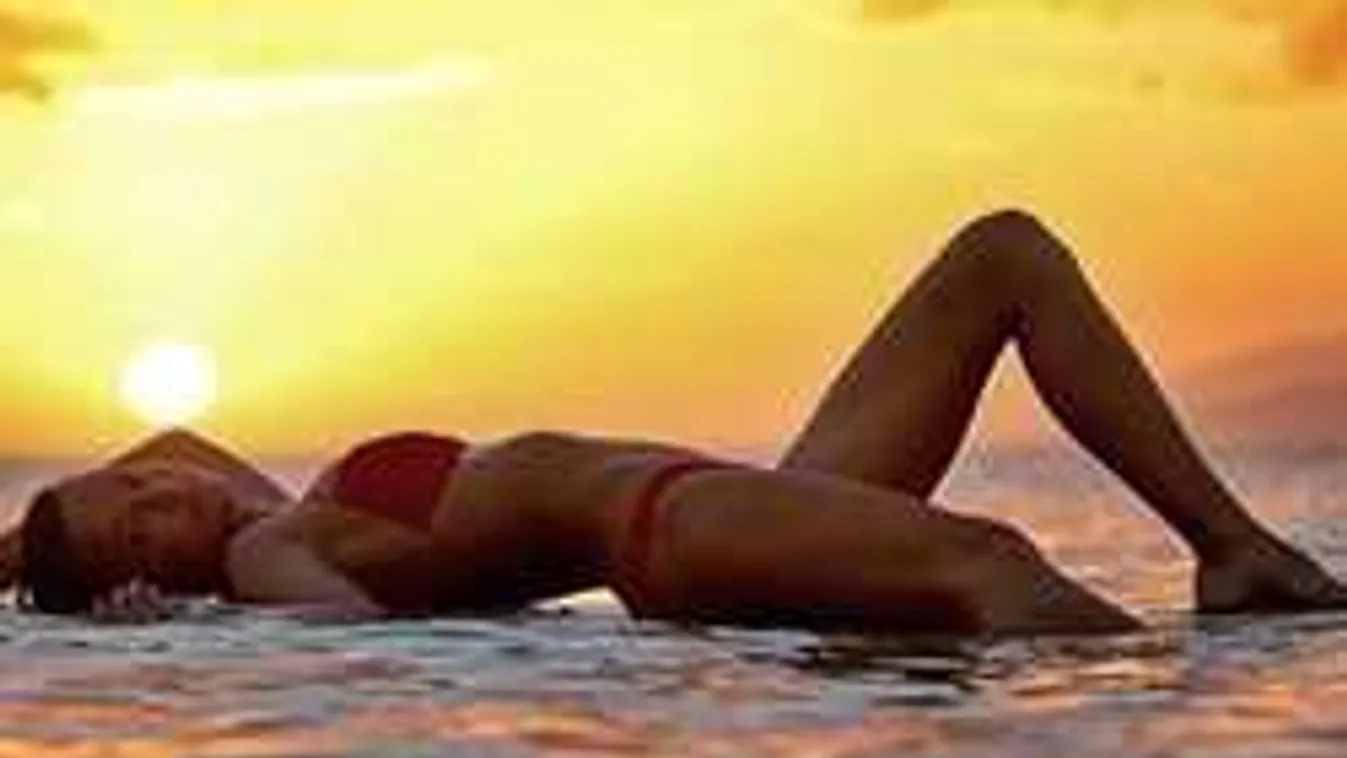 Se bugyi, se más: pucéran napozott a ringó mellű szörfös bombázó