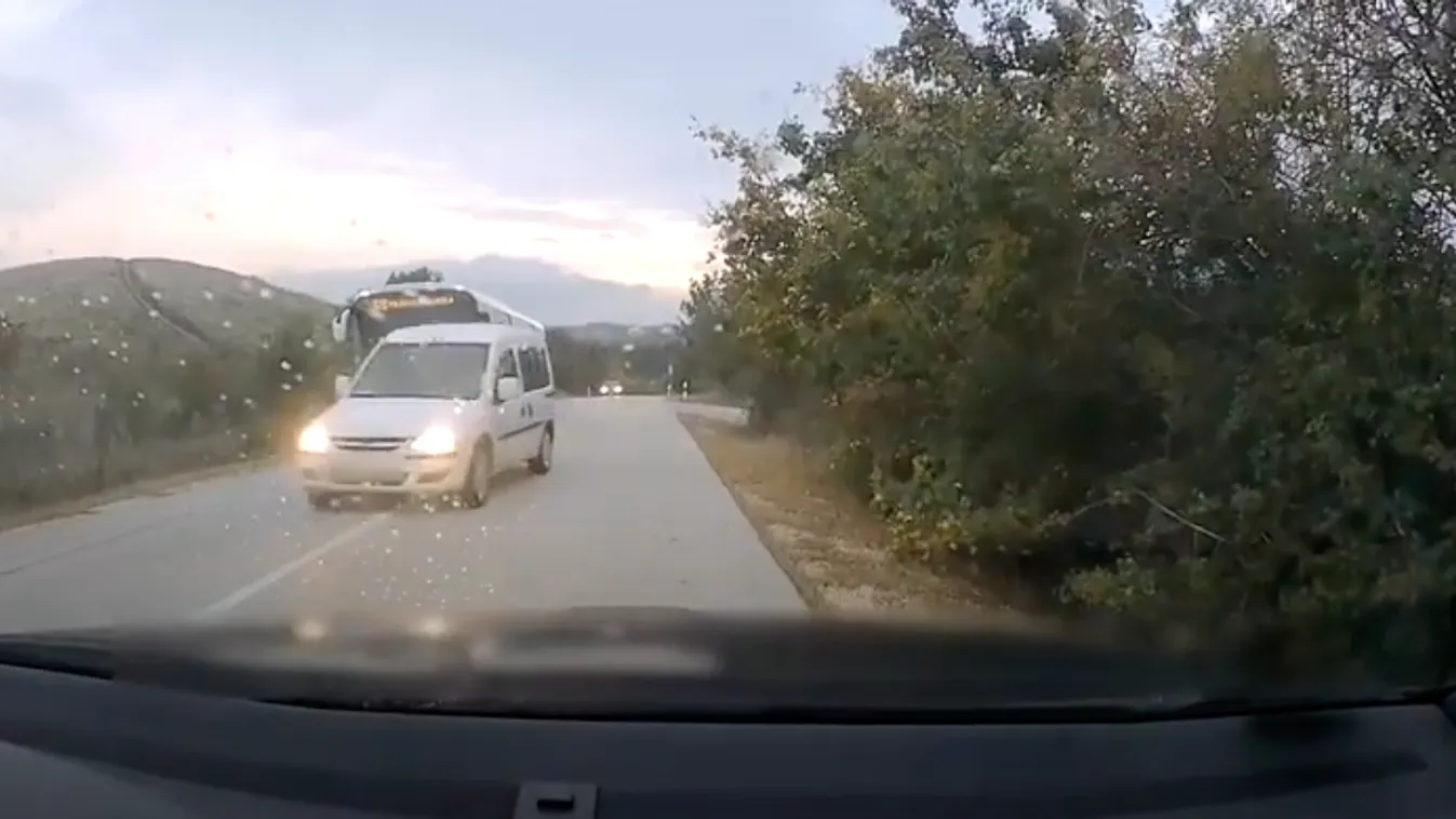 Brutális karambol lehetett volna ebből az előzésből Szentendrén