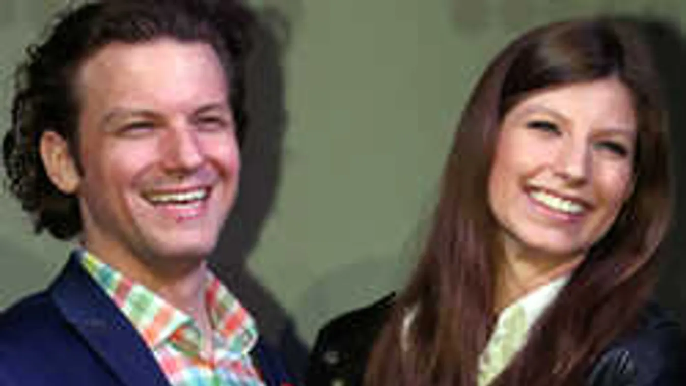 Stohl Luca párja nehezen viseli szerelme dalolászását