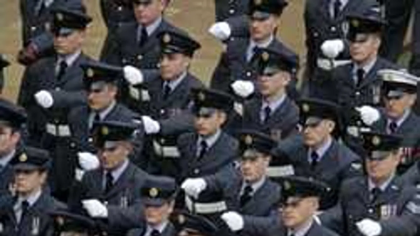 Elképesztő ok miatt tiltják be a szoknyát