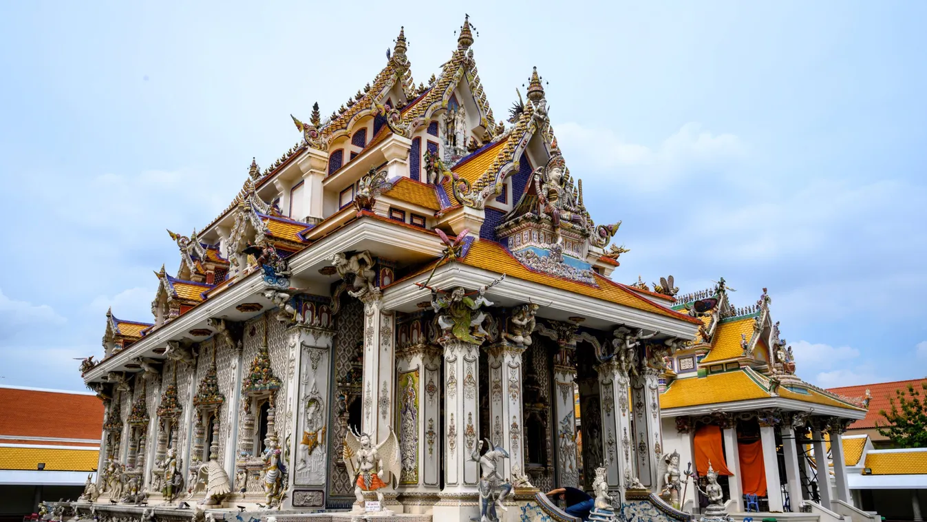 Nem, ez nem vicc: Így néz ki belülről a David Beckham-templom