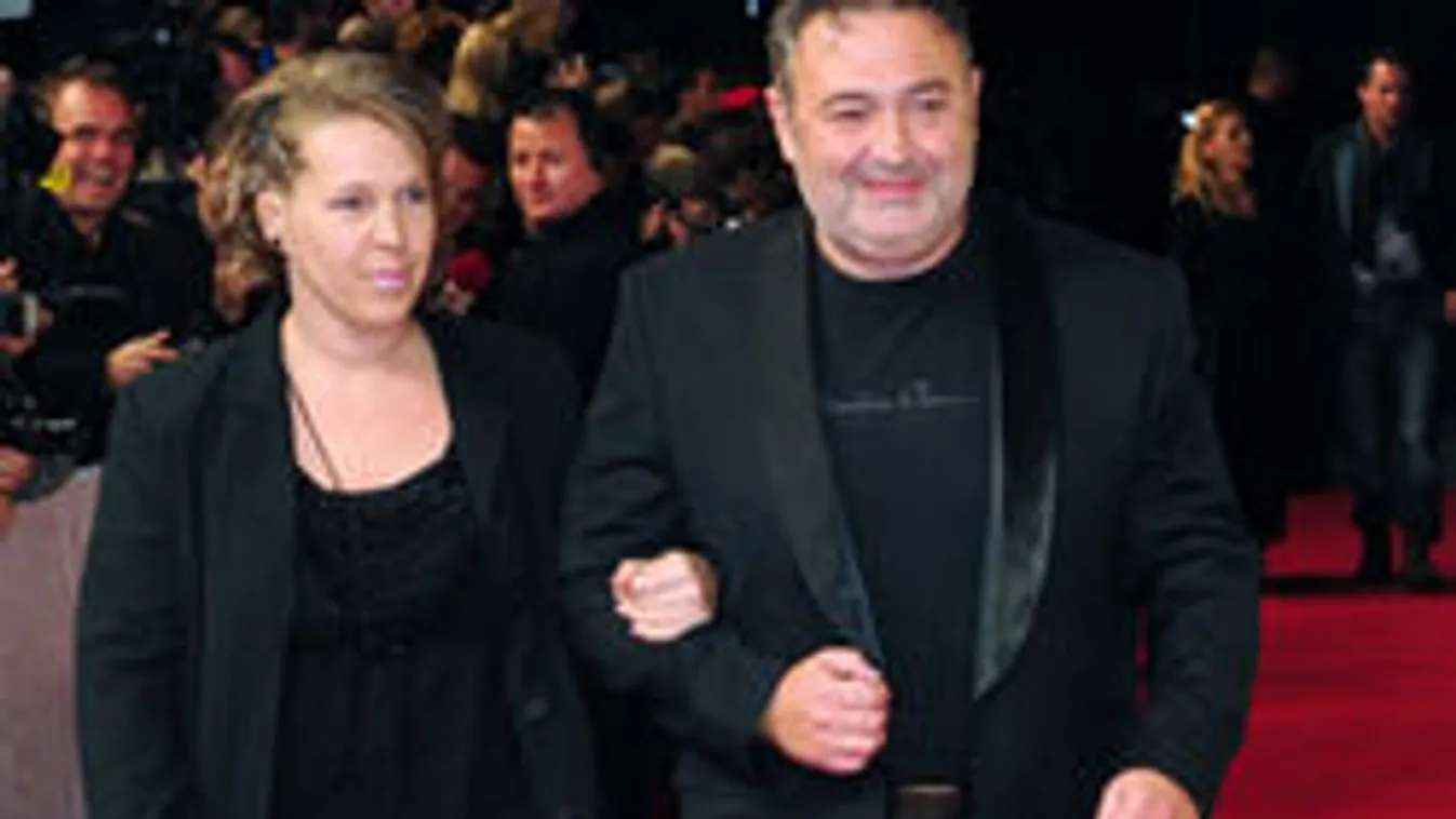 Gesztesi Károlynak hol van élettársa, hol nincs. Attól függ.