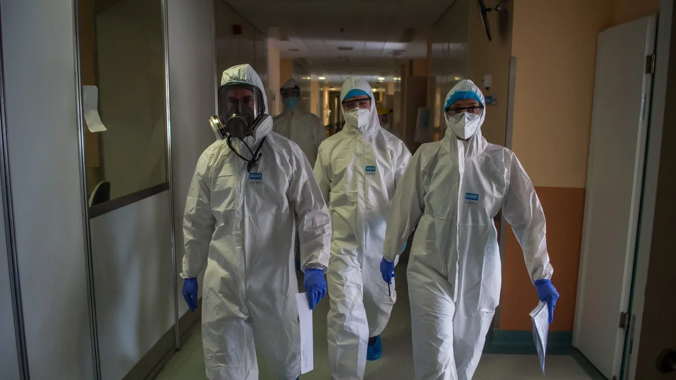 Védõfelszerelést viselõ orvosok vizitelnek a fõvárosi Honvédkórház koronavírussal fertõzött betegek fogadására kialakított osztályán