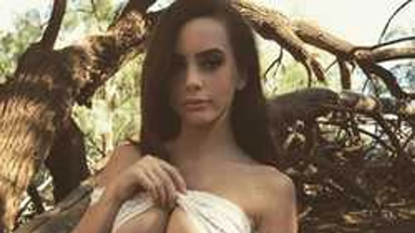 Meztelenül kacérkodik dús kebleivel a bombatestű kosaraslány