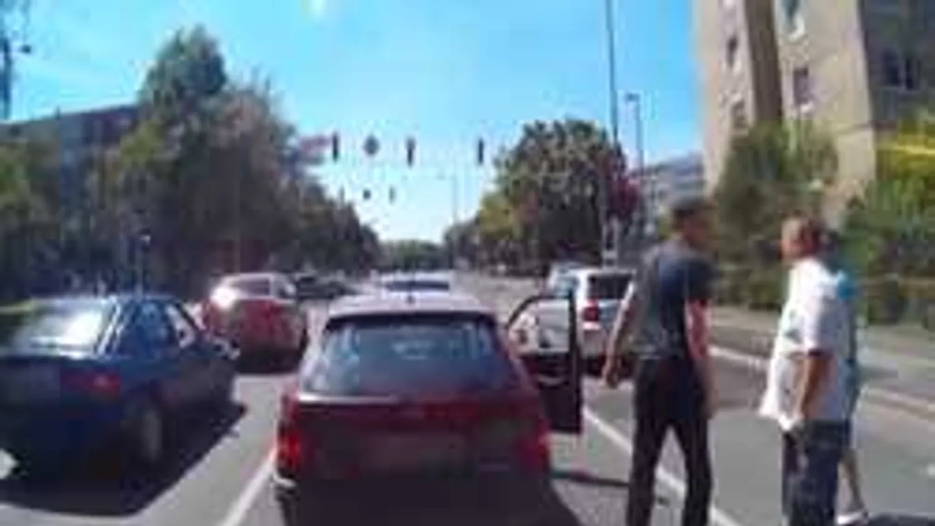 Az út közepén ütötte egymást a buszsofőr és két férfi Győrben! - Videó