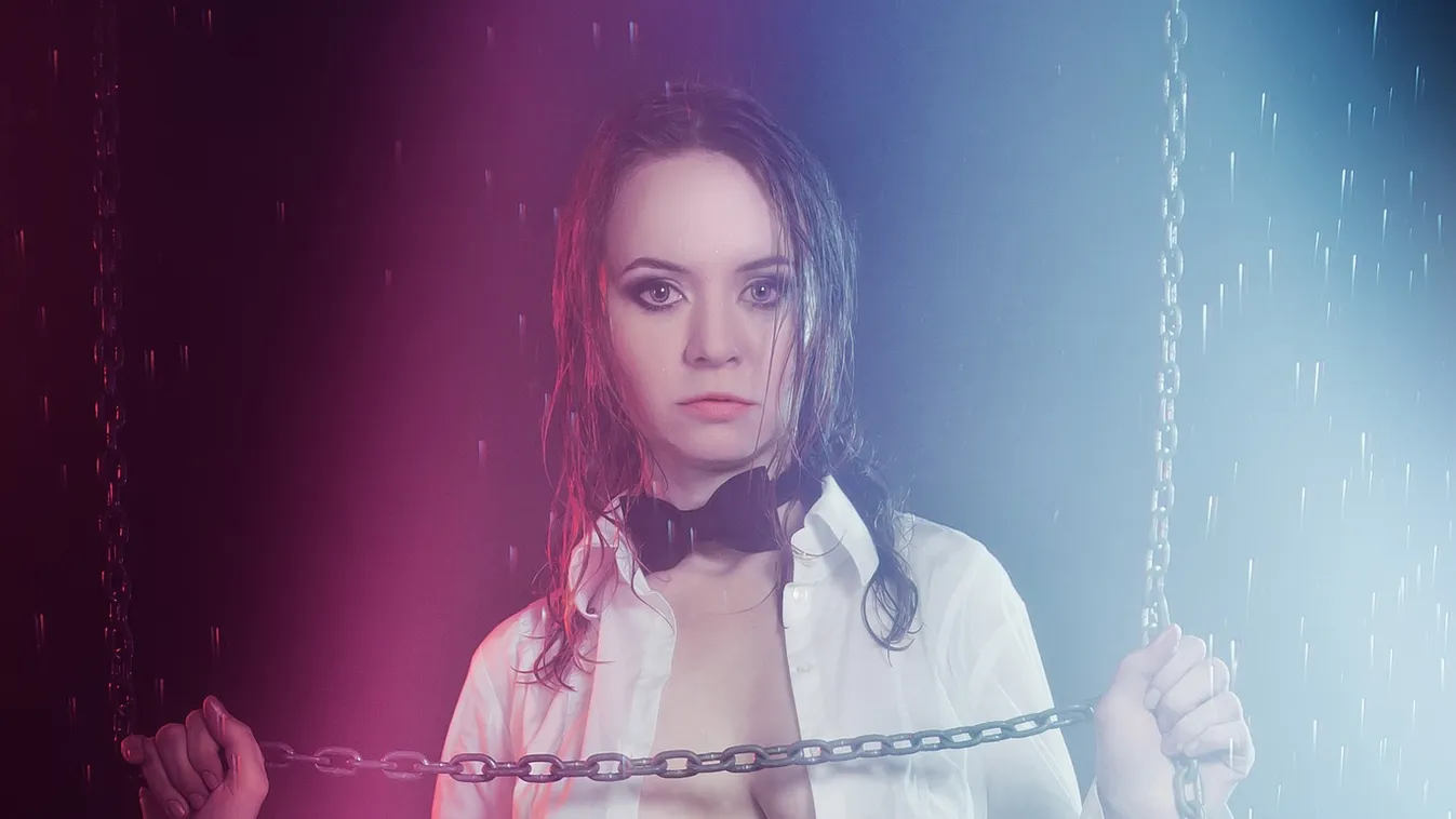 Melltartó nélkül táncol az álommellű szépség – videó