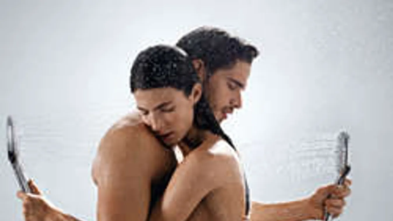 Pajzánkodva spórolnak a magyarok fürdés közben!