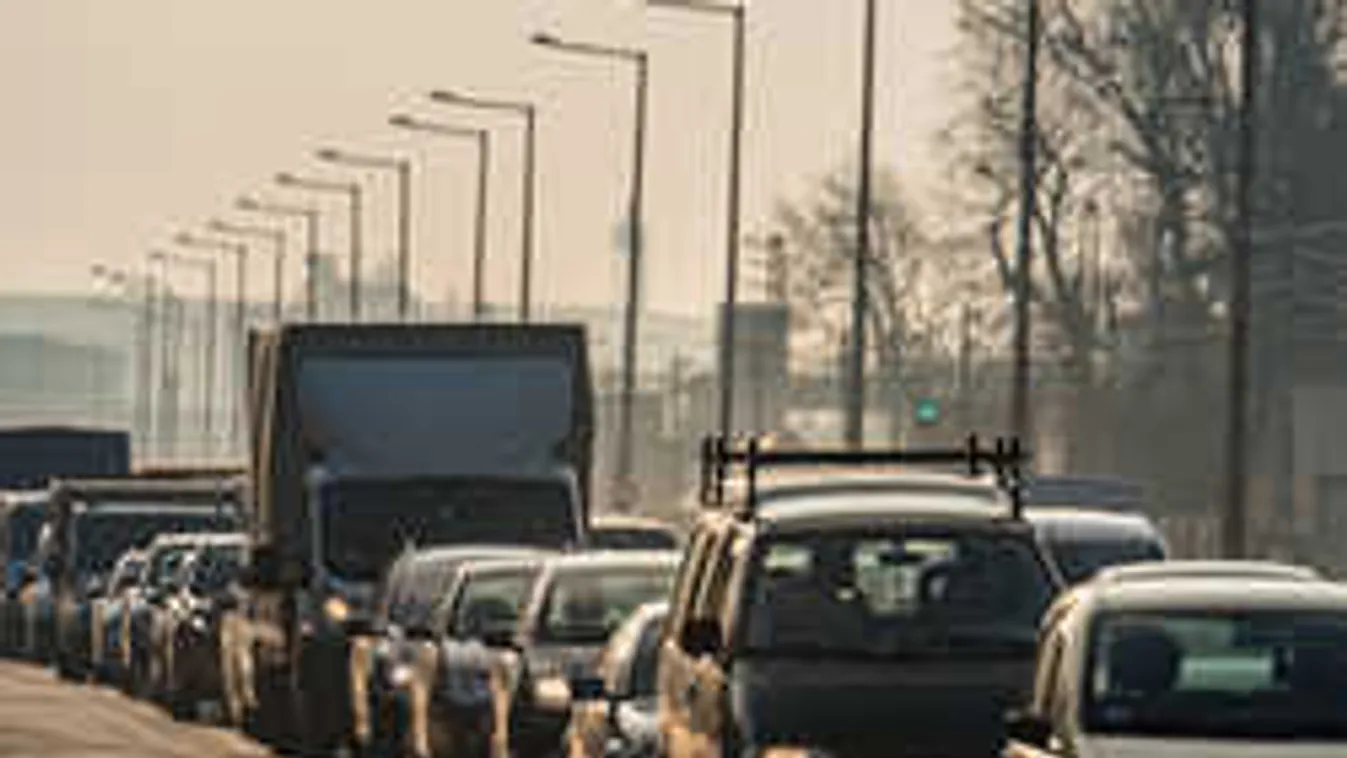 Több órát kell a kocsiban rostokolni, nagy a tömeg a határon