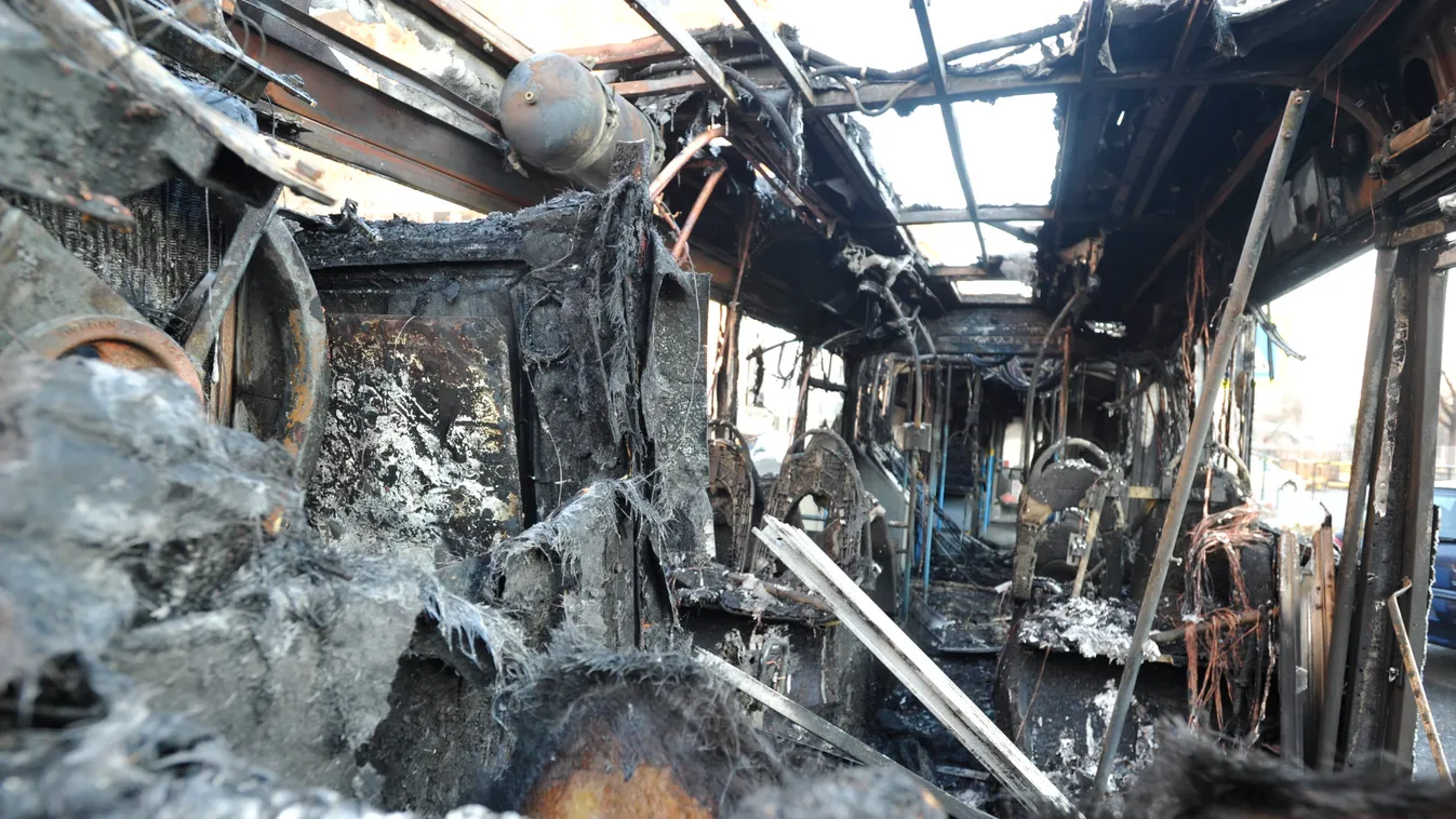 Brutális fotók érkeztek az Óbudán kigyulladt buszról