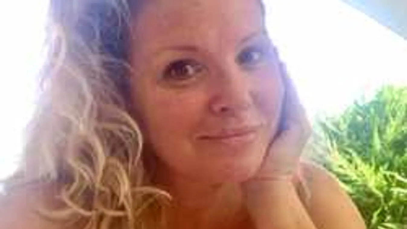 Így lubickol a tengerben Claudia kisfia